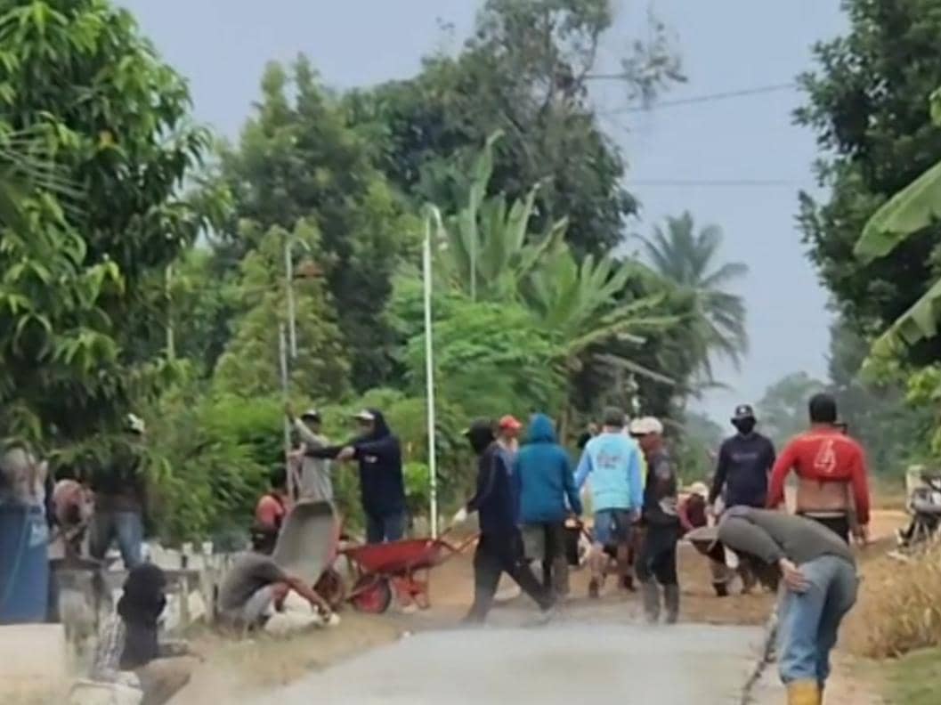 Viral! Warga Lampung Timur Patungan Cor Jalan Desa Demi Akses Layak