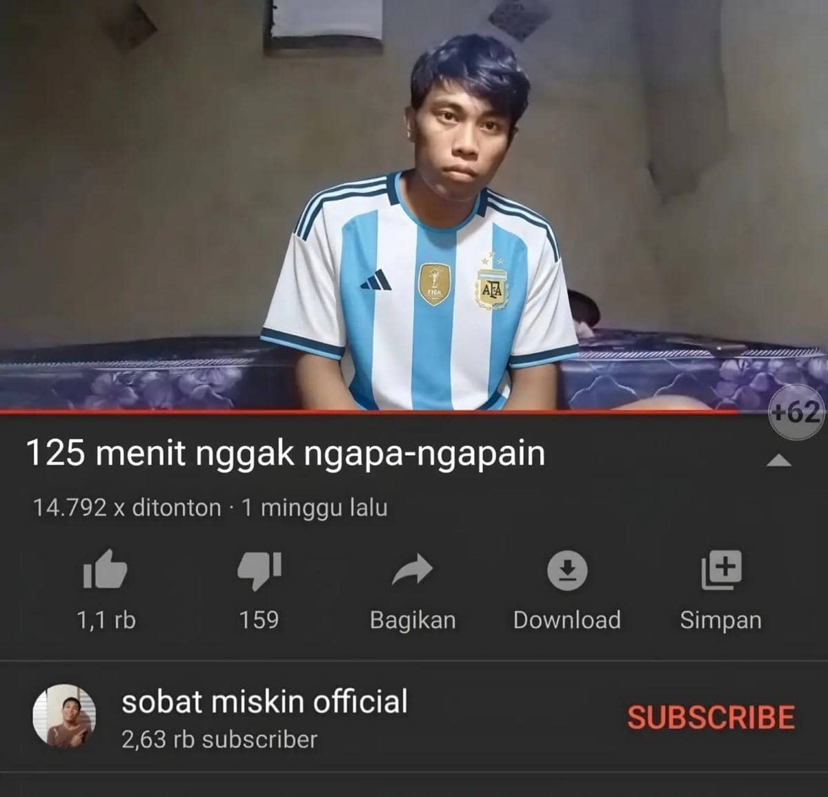 Seorang pria mengenakan jersey tim nasional Argentina duduk dengan ekspresi datar di kamar sederhana, tampilan video YouTube bertuliskan 125 menit nggak ngapa-ngapain.