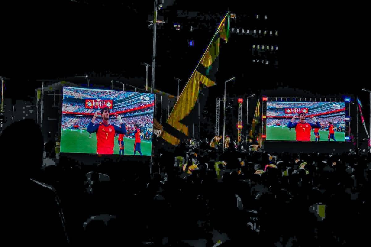 Meski Hujan, Ribuan Warga Nobar Final Piala Dunia di Kebun Bunga Medan