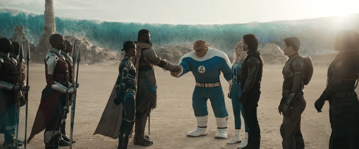 Para anggota Wakanda berjabat tangan dengan tim Fantastic Four dan New Avengers di tengah padang pasir dengan latar ombak besar.