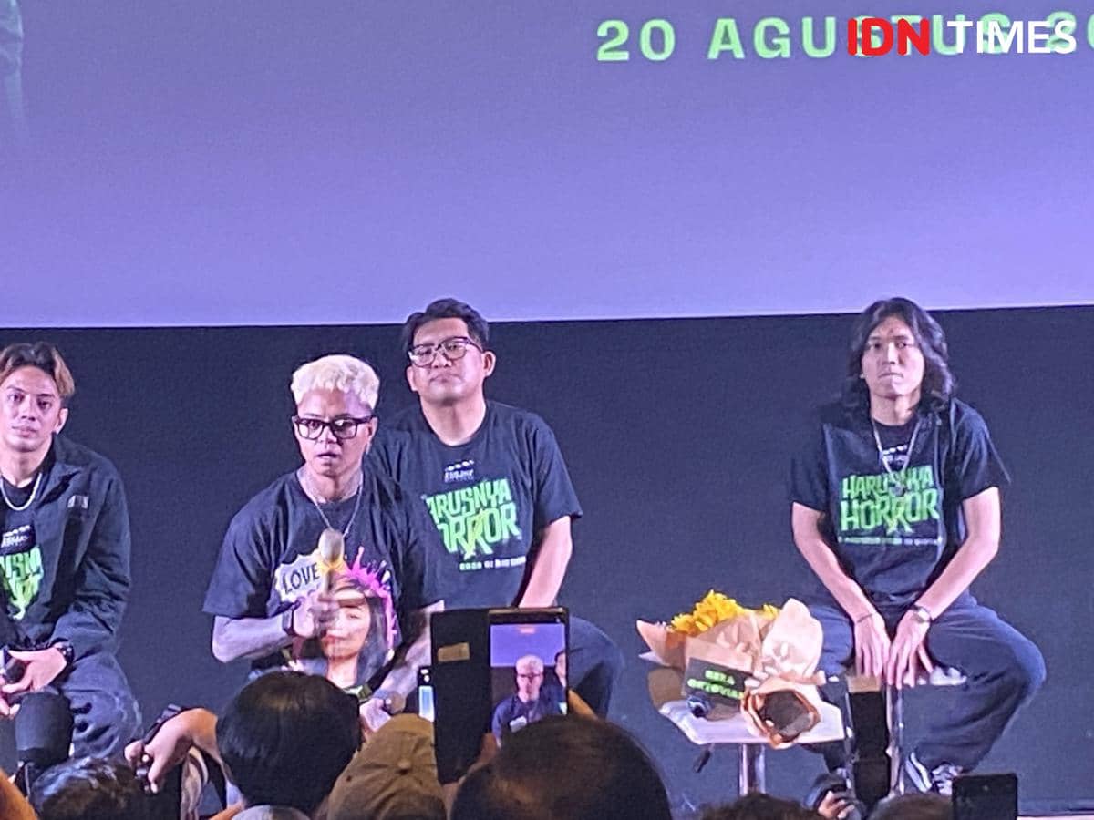 Para pemain film Harusnya Horror duduk di atas panggung saat konferensi pers di Plaza Senayan, Jakarta, dengan latar tanggal rilis film.