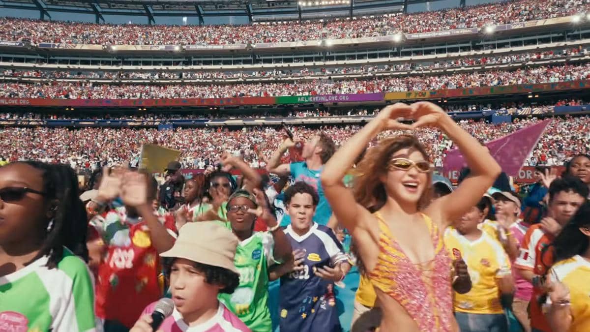 Penampilan meriah di halftime show Piala Dunia 2026 dengan penonton dan penari memenuhi stadion dalam suasana penuh warna dan semangat.