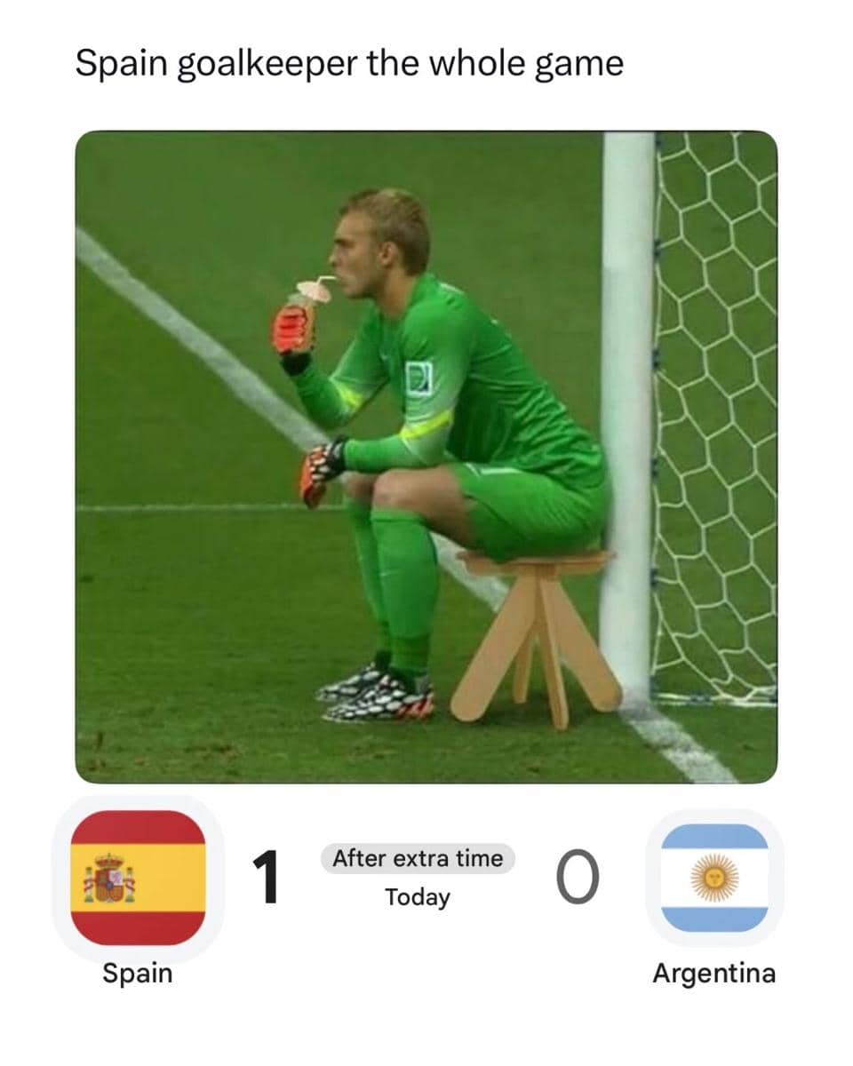 Penjaga gawang Spanyol duduk santai di depan gawang sambil makan es krim dalam meme pertandingan final melawan Argentina.