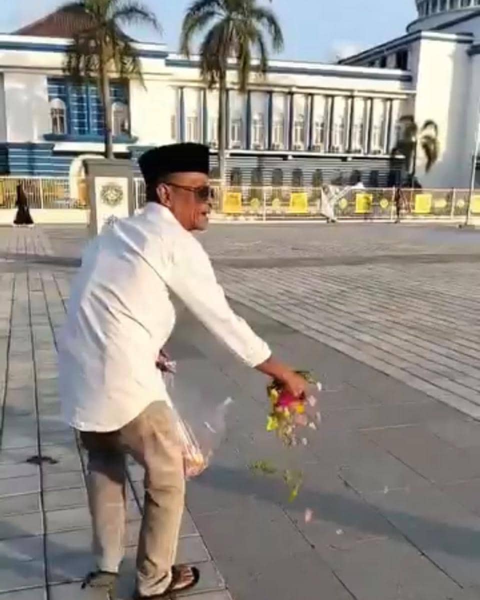 Seorang Warga Bersyukur dan Tabur Bunga usai Bupati Lombok Barat Ditangkap KPK
