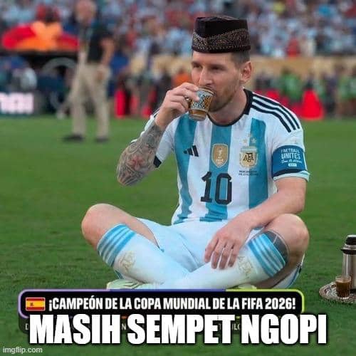 Seorang pemain sepak bola Argentina duduk di lapangan sambil mengenakan peci dan memegang cangkir kopi, dengan teks lucu bertema Piala Dunia 2026.