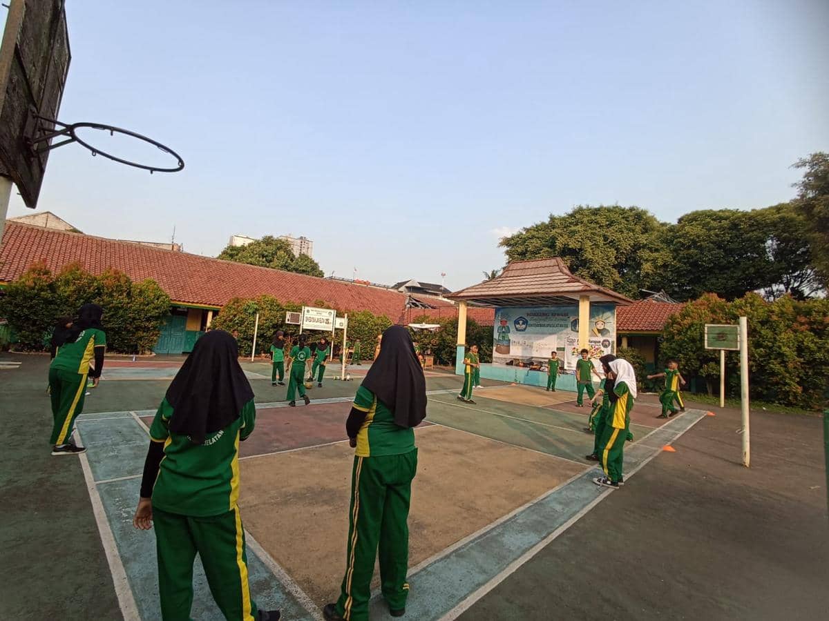 Siswa SD Kebayoran Lama Selatan 09 beraktivitas di sekolah, Senin (20/7/2026).