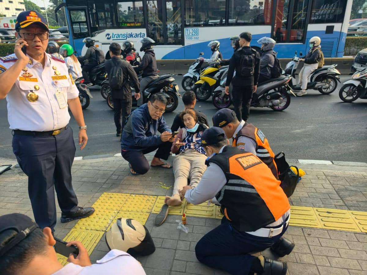 Petugas Dishub DKI evakuasi korban kecelakaan beruntun di Jalan MT Haryono, Senin (20/7/2026).