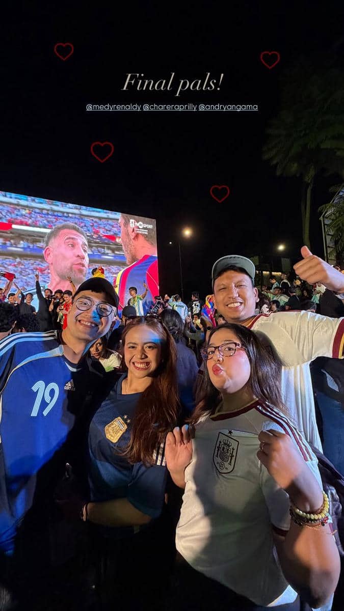 Sekelompok orang mengenakan jersey tim nasional sepak bola berfoto bersama saat nonton bareng final Piala Dunia 2026 di area luar ruangan malam hari.