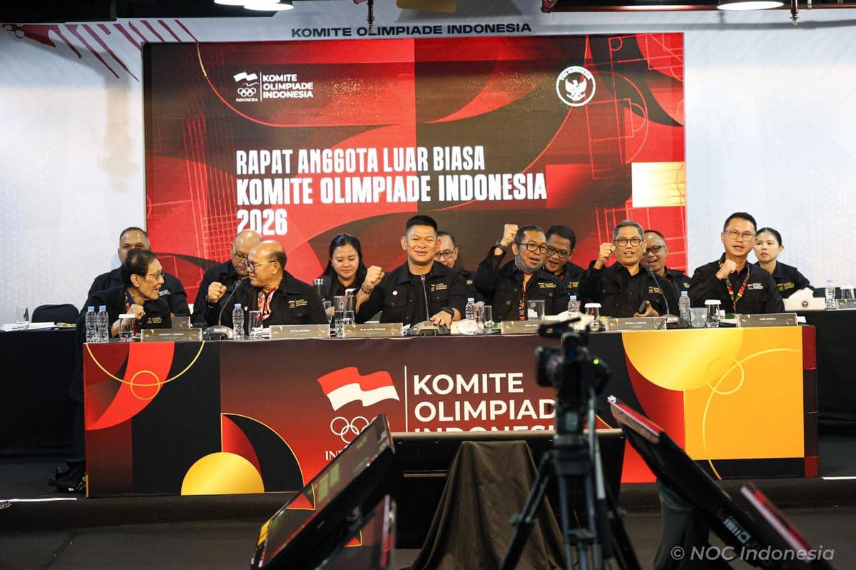 Para anggota Komite Olimpiade Indonesia menghadiri Rapat Anggota Luar Biasa NOC Indonesia 2026 dengan suasana antusias di ruang konferensi.