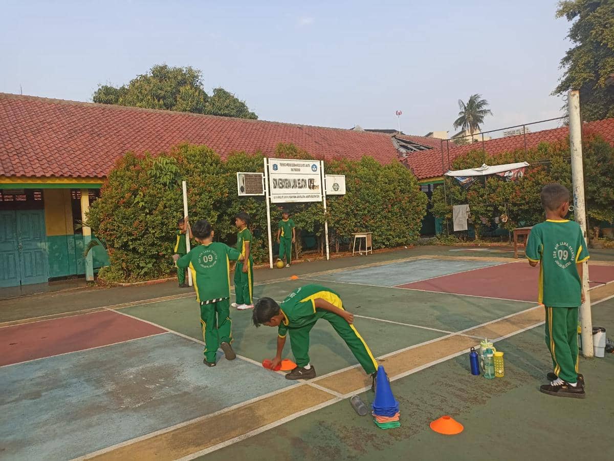 Siswa SD Kebayoran Lama Selatan 09 beraktivitas di sekolah, Senin (20/7/2026).