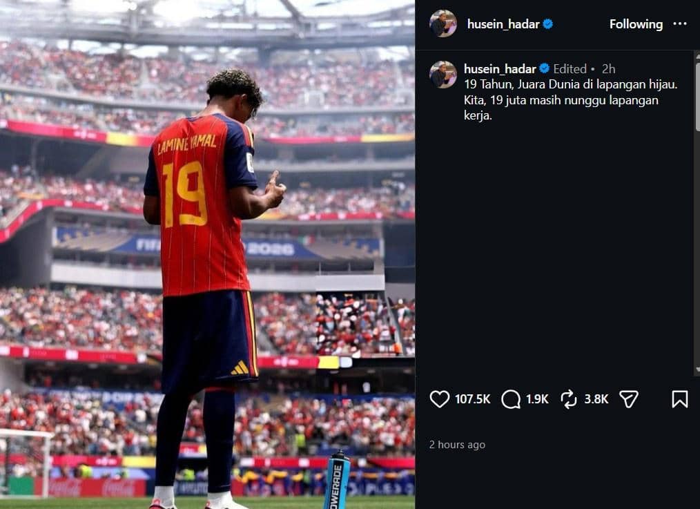 Pemain sepak bola mengenakan jersey Spanyol bernomor 19 berdiri di stadion penuh penonton saat perayaan kemenangan Piala Dunia 2026.