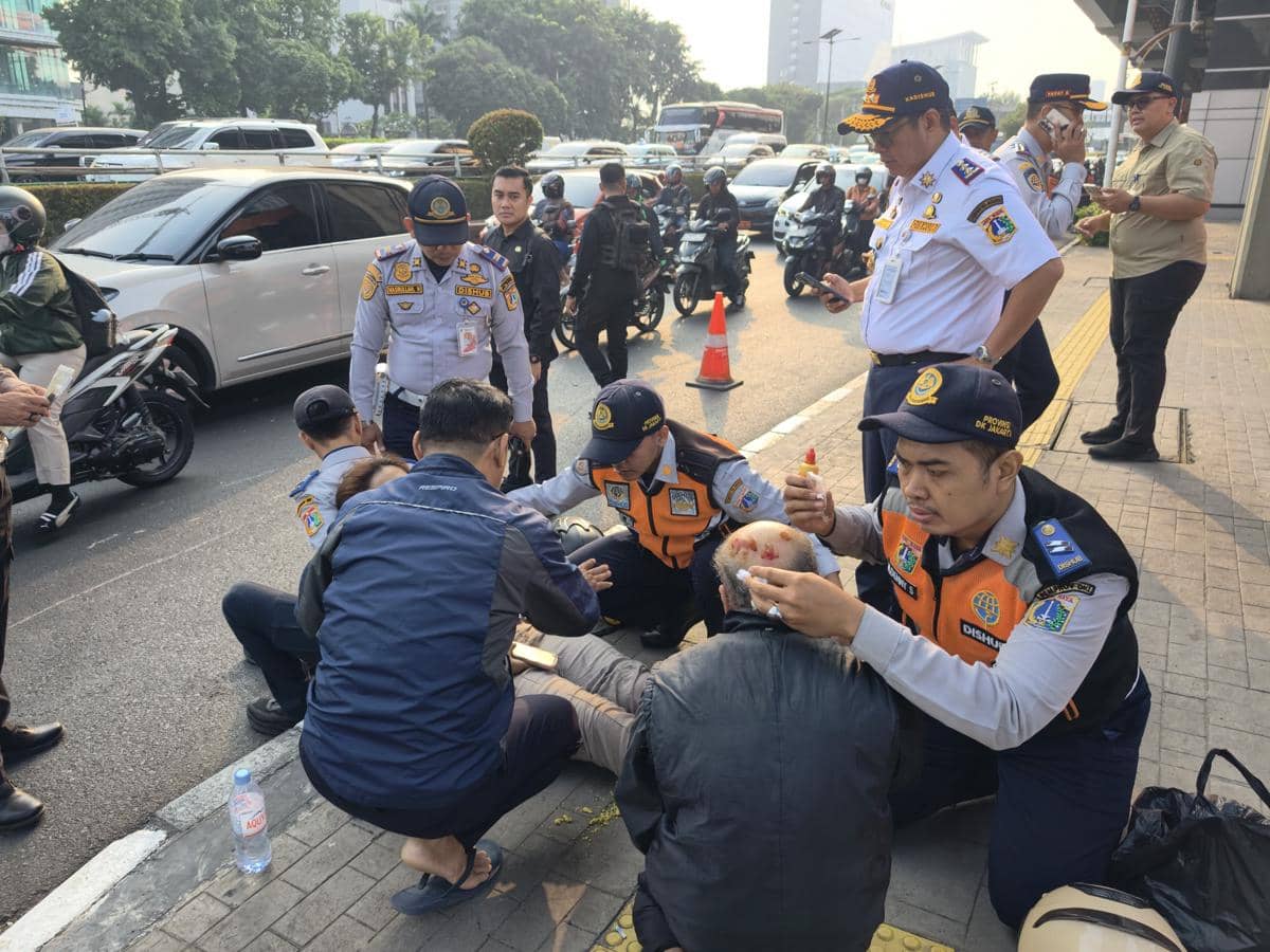 Petugas Dishub DKI evakuasi korban kecelakaan beruntun di Jalan MT Haryono, Senin (20/7/2026).