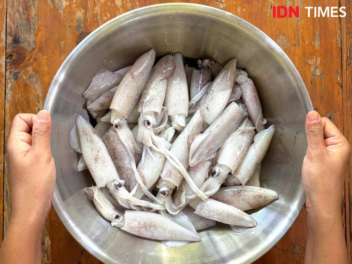 Bahan baku cumi segar untuk produk Cumi Item Rasa yg Berkah. (IDN Times/Dhana Kencana)