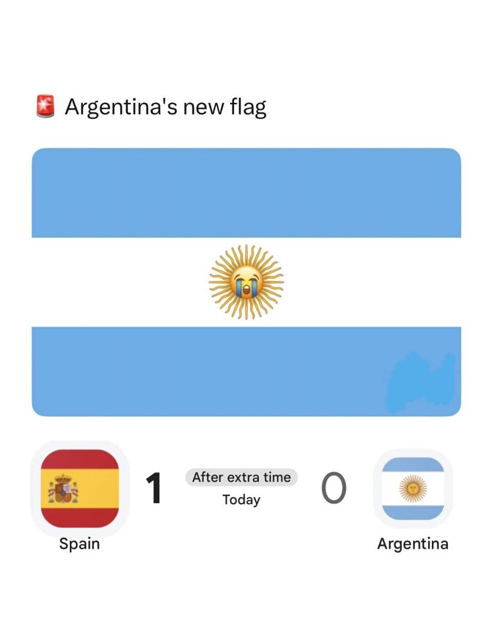 Meme bendera Argentina dengan emoji menangis di tengah dan skor pertandingan Spanyol 1-0 Argentina setelah perpanjangan waktu.