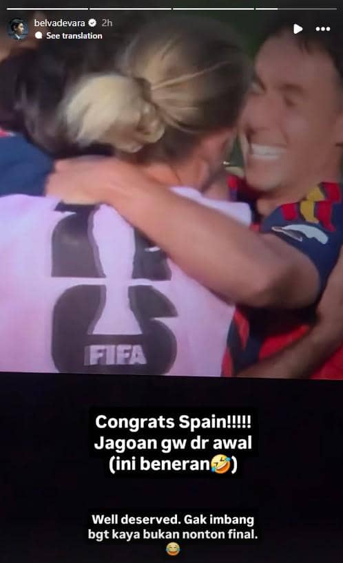 Dua pemain sepak bola berpelukan dengan ekspresi bahagia setelah Spanyol memenangkan Piala Dunia 2026, mengenakan seragam dengan logo FIFA.