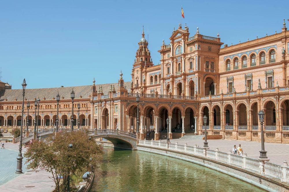ilustrasi Spanish Plaza