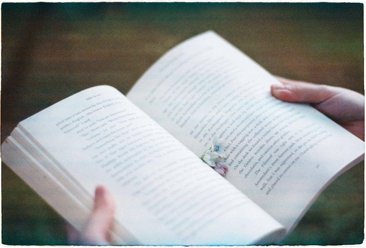 membaca buku
