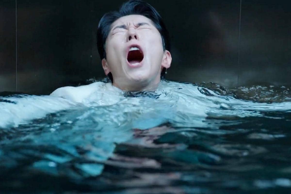 Seorang pria berteriak dengan ekspresi ketakutan saat berada di dalam air dalam cuplikan drama Spooky in Love.