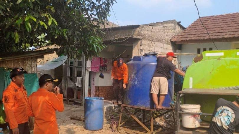 BPBD Tangsel salurkan air bersih ke warga terdampak kemarau panjang