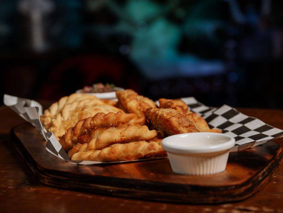 https://www.pexels.com/photo/close-up-of-delicious-fried-empanadas-on-tray-32912393/