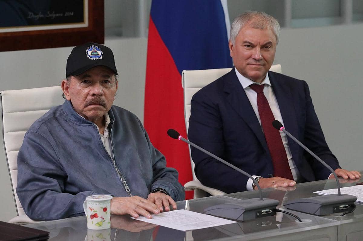 Presiden Nikaragua, Daniel Ortega (kiri)