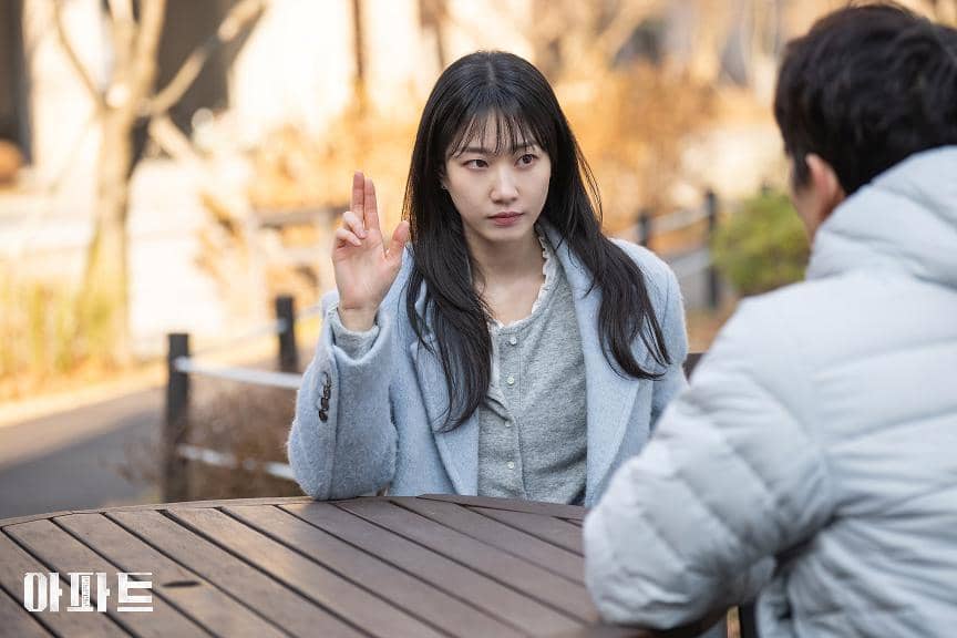 Still cut resmi program The Apartment Job produksi JTBC yang digunakan sebagai materi promosi tayangan tersebut.