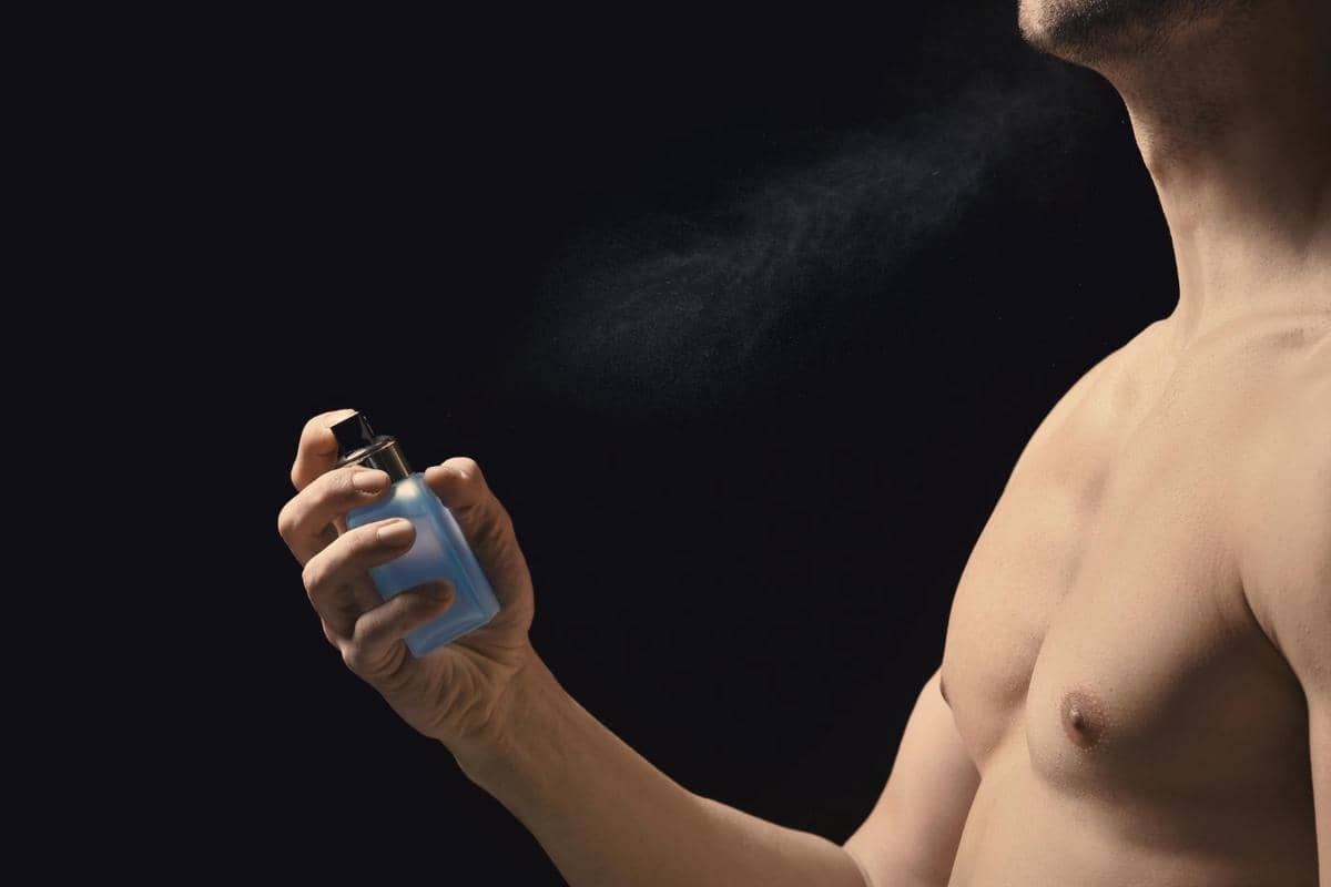 Ilustrasi botol parfum original dan refill dengan kemasan berbeda sebagai panduan mengenali perbedaan keduanya.