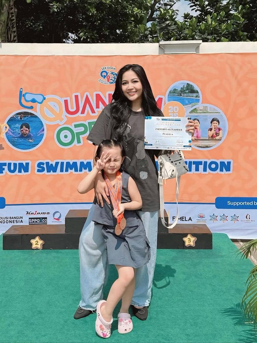 Eriska Nakesya tampil dengan padu padan busana serba hitam untuk inspirasi gaya dalam unggahan Instagramnya.
