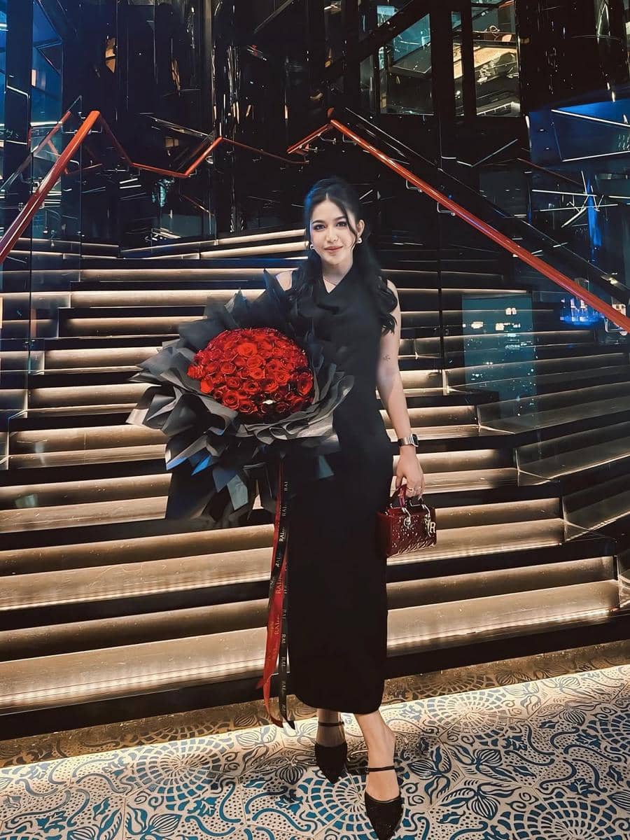 Eriska Nakesya mengenakan padu padan busana serba hitam untuk inspirasi gaya outfit kasual yang elegan.