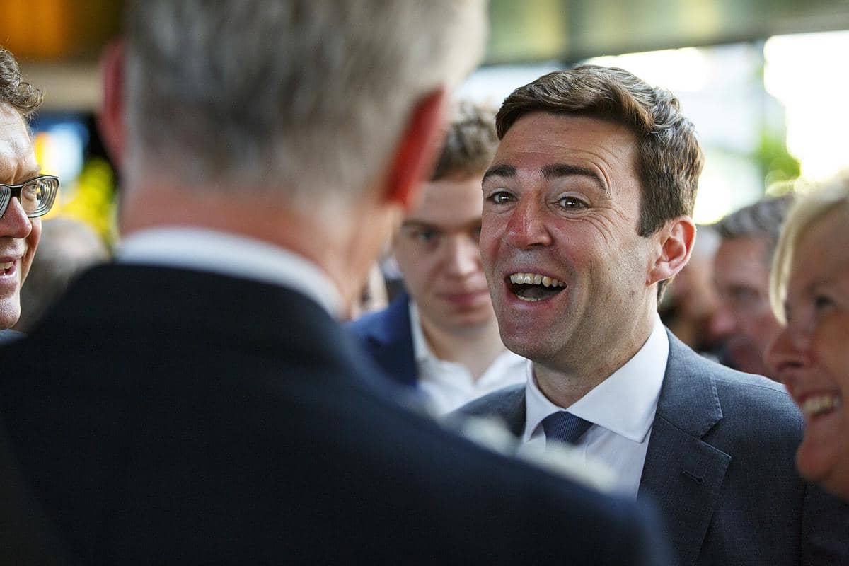 Andy Burnham sedang menghadiri pertemuan.