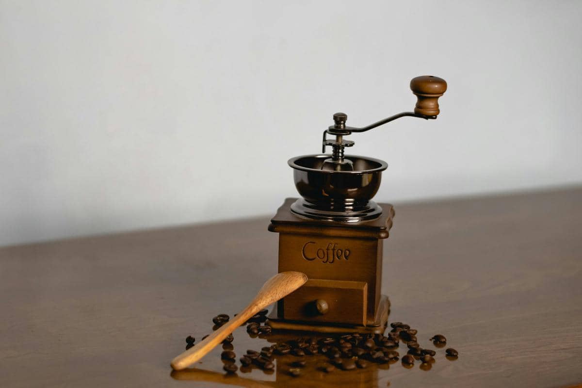 ilustrasi grinder kopi manual