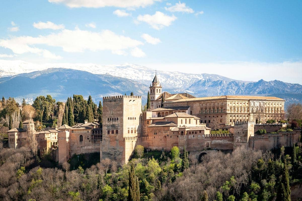 ilustrasi bangunan kompleks istana megah Alhambra di Granada
