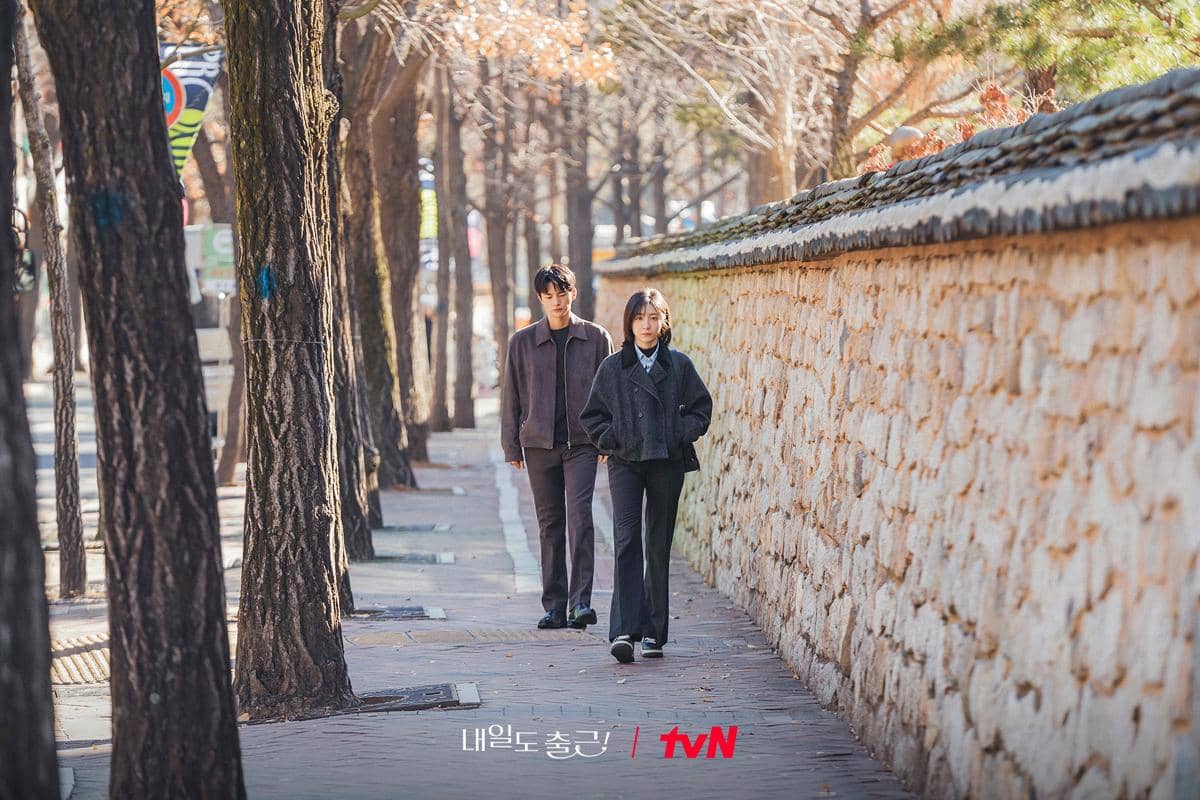7 Effort Si Woo Luluhkan Hati Ji Yoon di See You at Work Tomorrow