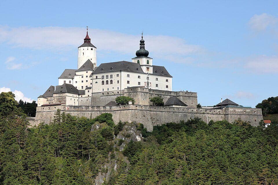5 Fakta Kastil Forchtenstein, Kastil yang Menjaga Harta Bangsawan