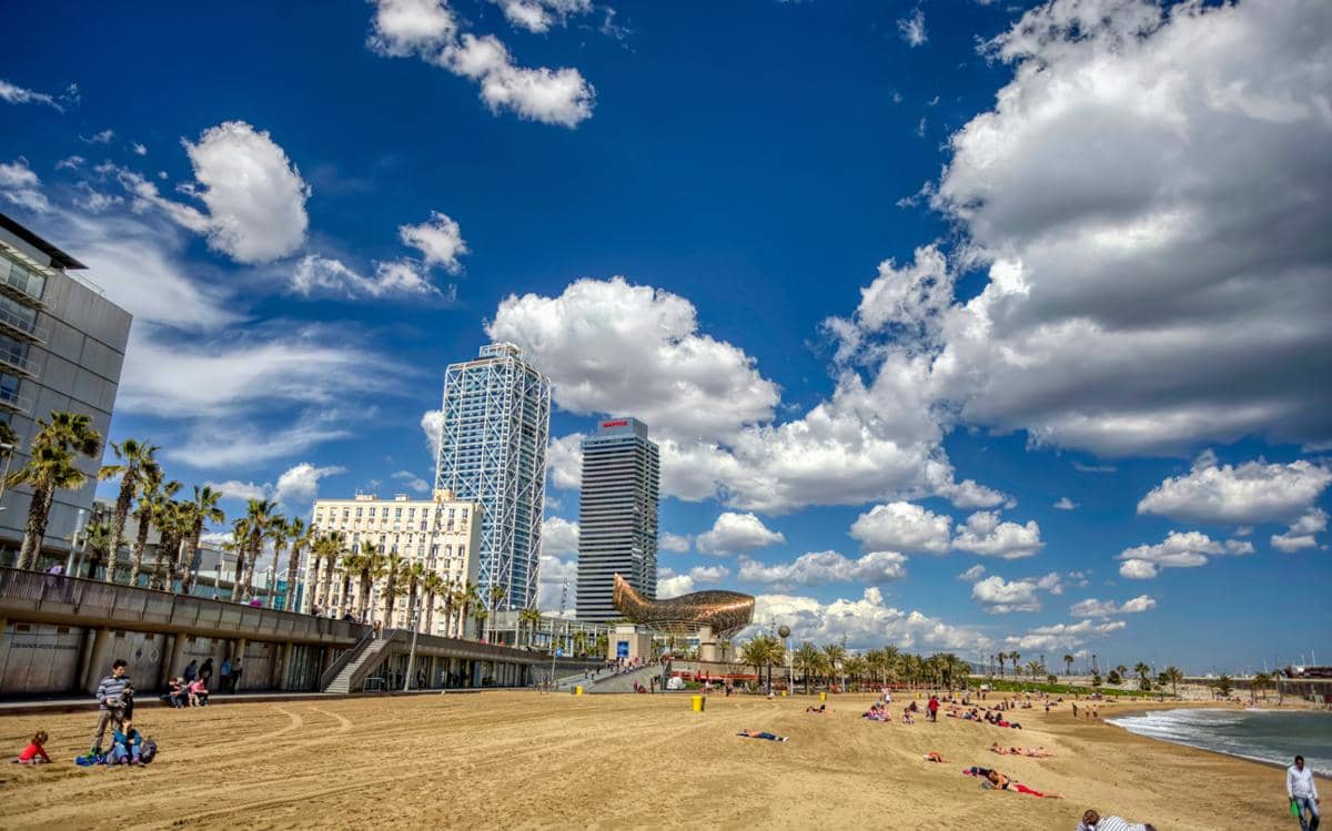 ilustrasi pantai di Barcelona