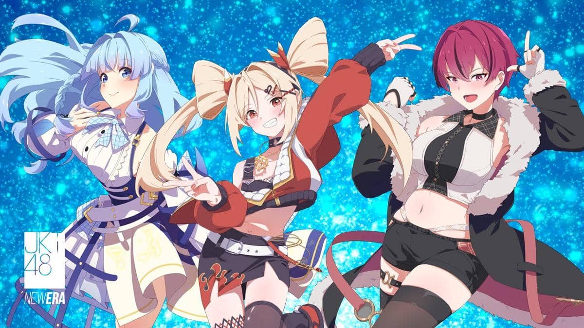 Tiga karakter virtual bergaya anime dengan rambut berwarna biru, pirang, dan merah, mengenakan kostum panggung penuh warna di latar biru berkilau.