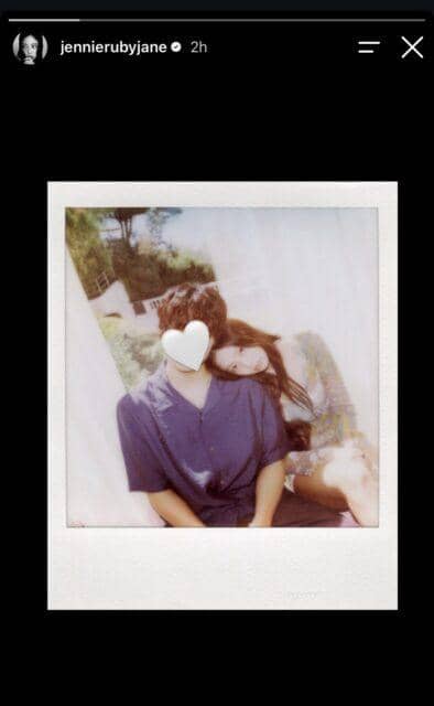 Jennie unggah foto dengan seorang pria