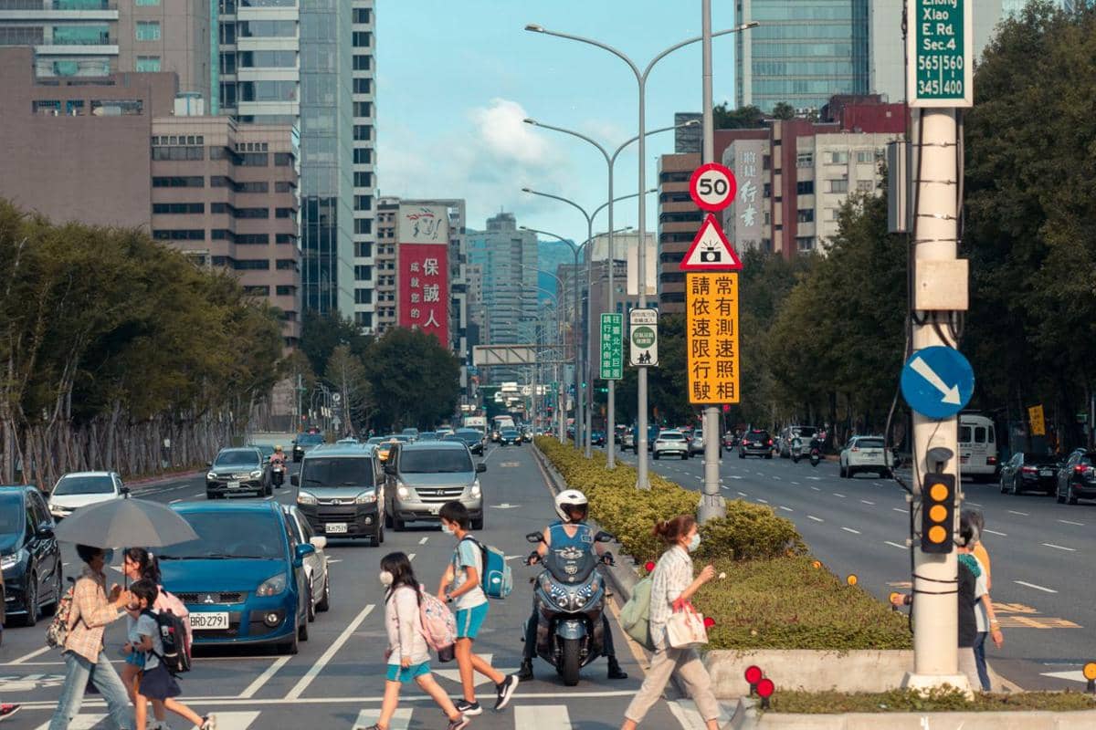 ilustrasi anak kecil menyeberang jalan di Taipei, Taiwan