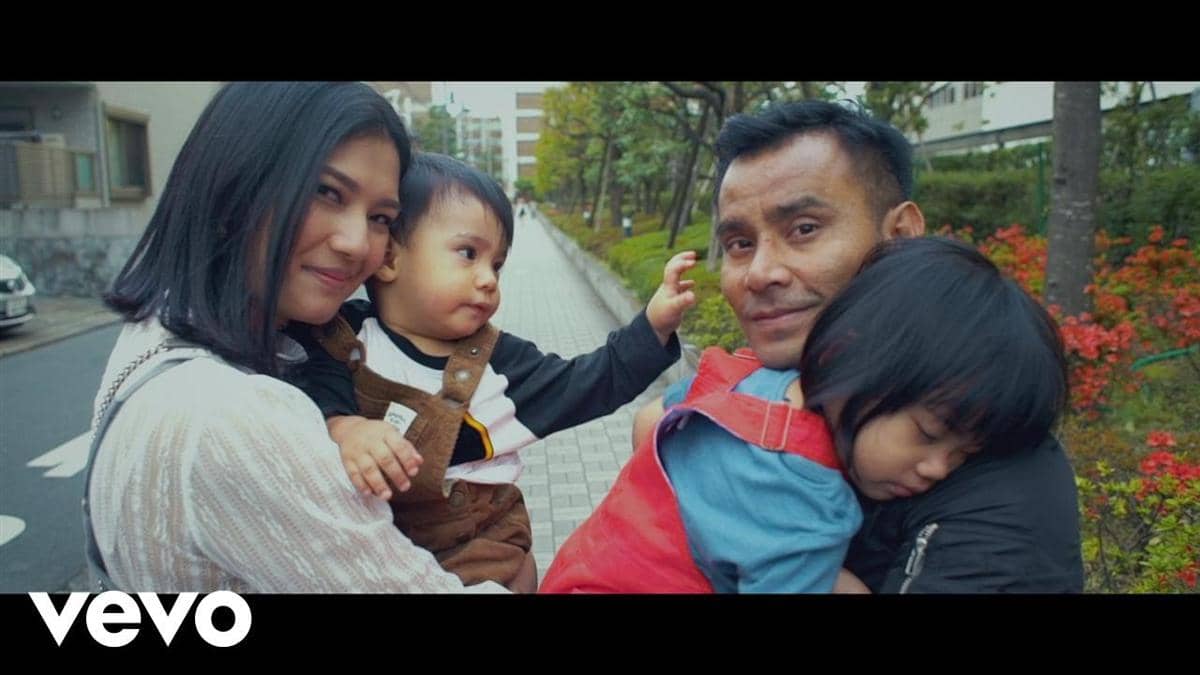 cuplikan video klip "Lebih dari Cinta"