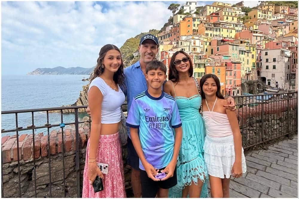 10 Potret Keluarga Indah Kalalo Jalan-jalan di Cinque Terre, Italia