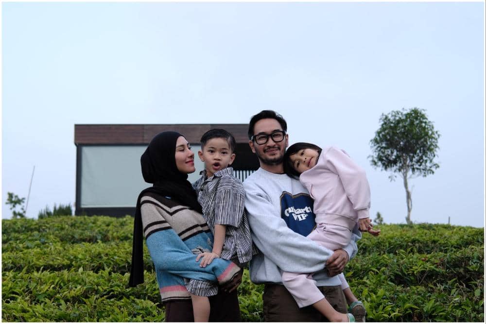 8 Potret Keluarga Syahnaz Sadiqah Liburan di Kebun Teh Bandung Barat