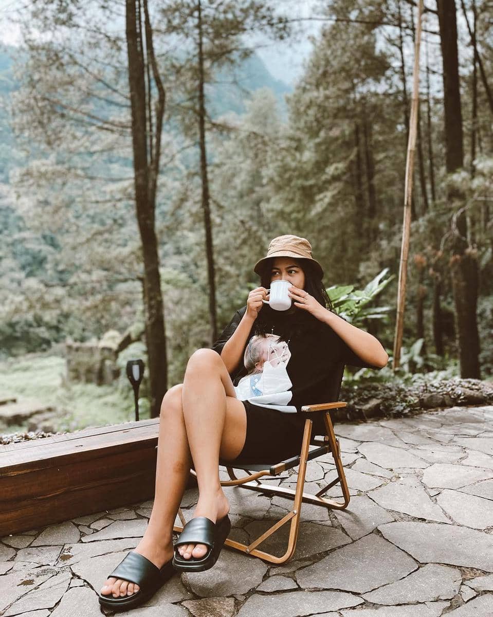 Eriska Nakesya tampil dalam padu padan outfit hitam bergaya kasual, sesuai inspirasi gaya busananya.
