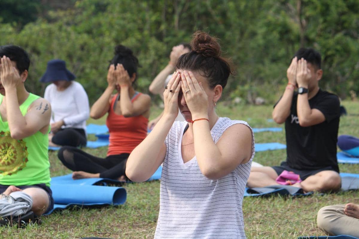 ilustrasi orang sedang melakukan meditasi