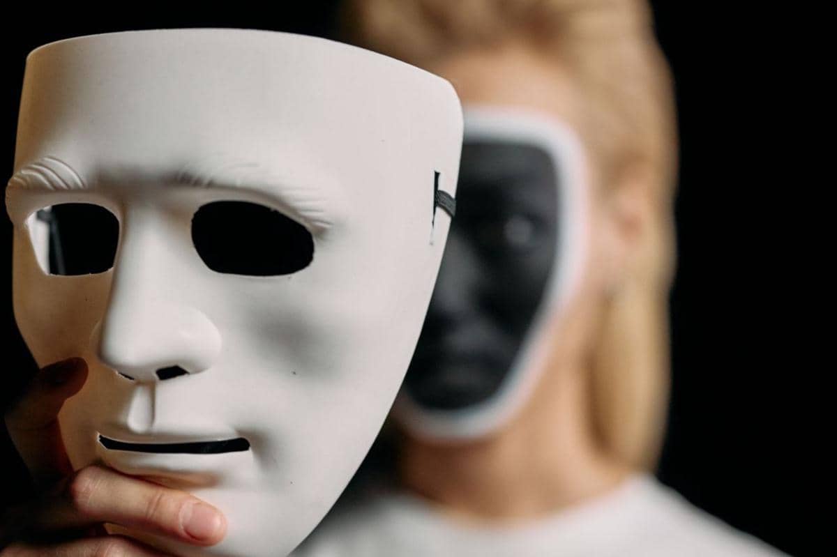 Serba-serbi Code Switching: Mengapa Transisi Gaya Bicara Menguras Otak?