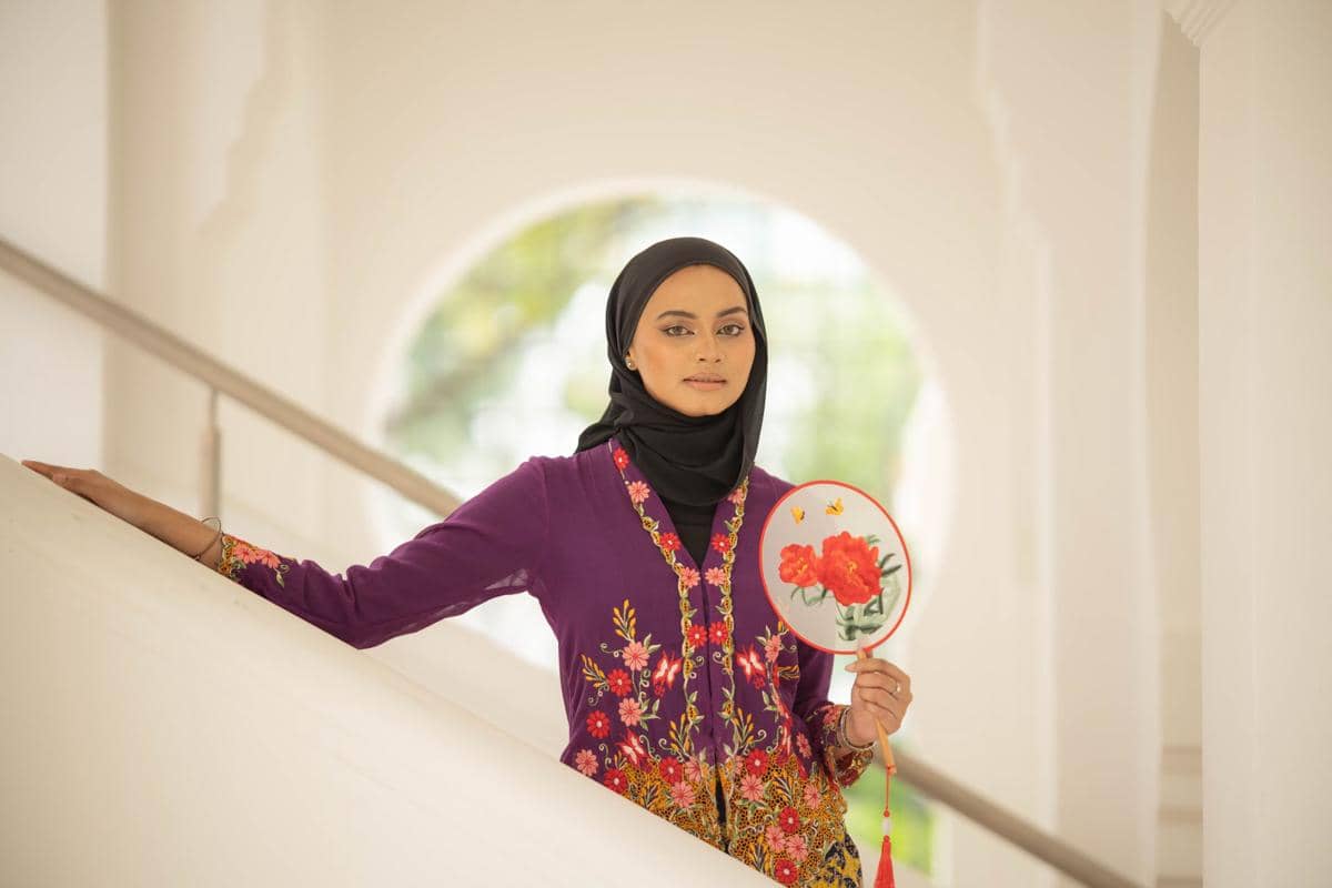 Wanita berkebaya