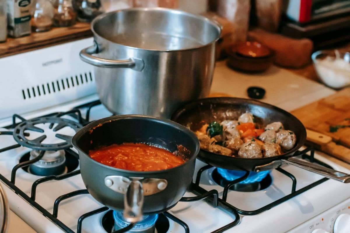 ilustrasi memasak dobel porsi agar masakan jadi tidak keasinan