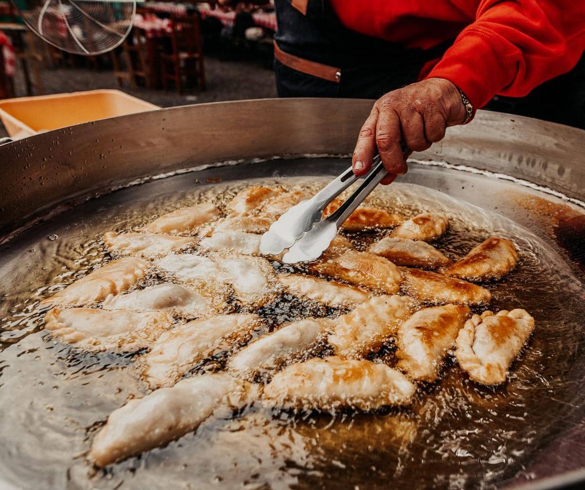 ilustrasi menggoreng cireng