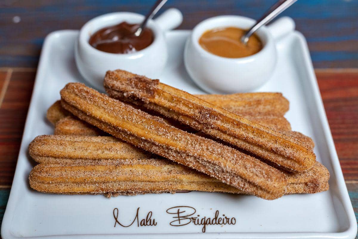 ilustrasi churros con chocolate 