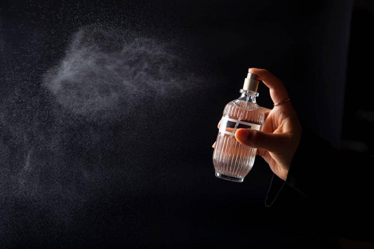Ilustrasi parfum custom dalam botol kaca sebagai gambaran pilihan wewangian yang dapat disesuaikan dengan selera.