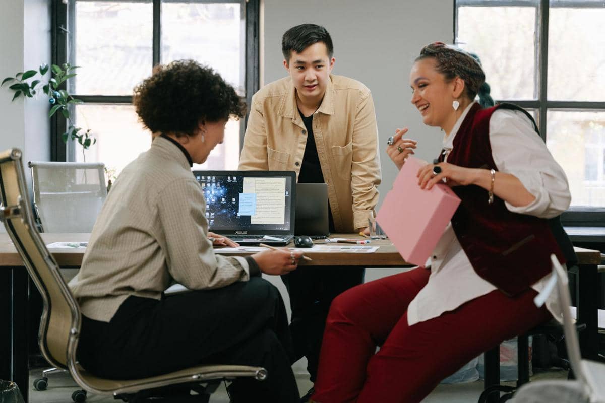 5 Kebiasaan Kecil yang Bikin Kamu Rentan Jadi Korban Bullying Kantor